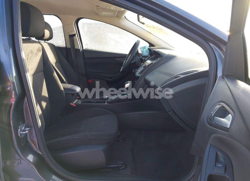 Photo 5 of 2018 Ford Focus SE (VIN 1FADP3K28JL210283)