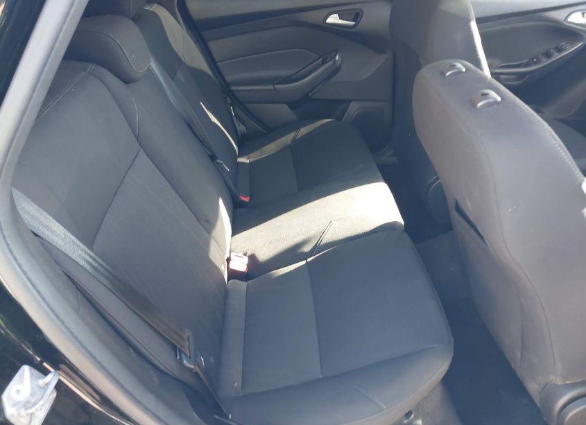 Photo 8 of 2018 Ford Focus SE (VIN 1FADP3K28JL224779)