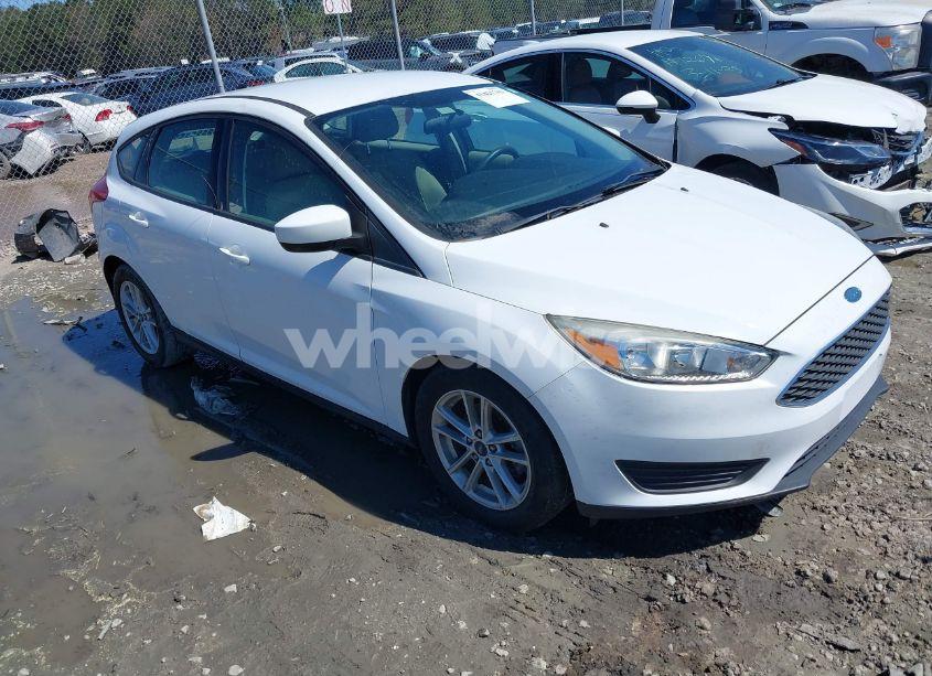 2018 Ford Focus SE (VIN 1FADP3K28JL256423) main photo