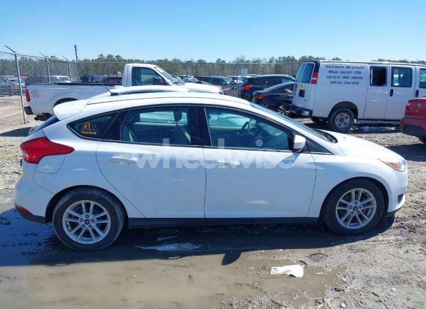 Photo 13 of 2018 Ford Focus SE (VIN 1FADP3K28JL256423)