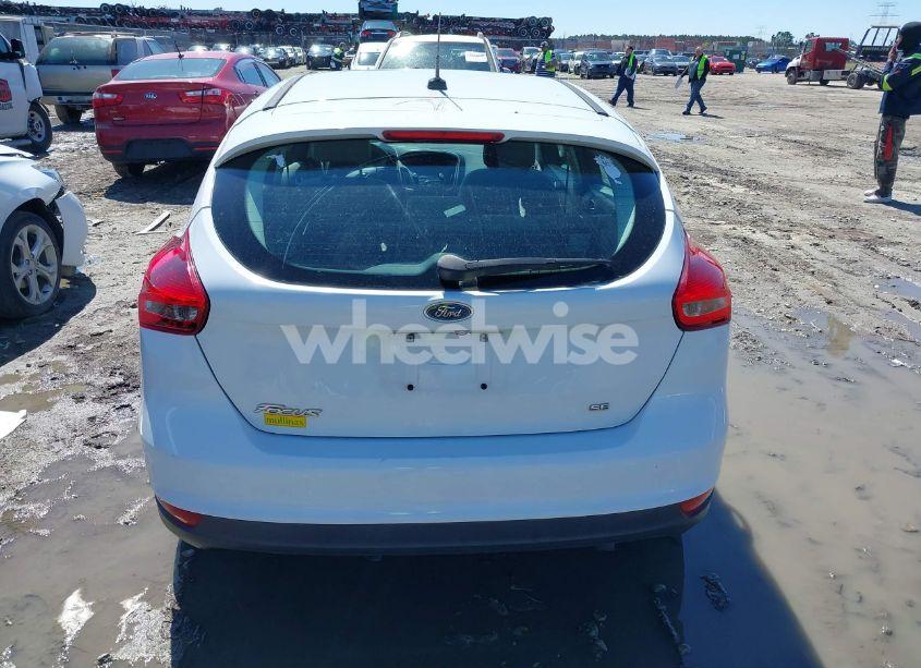 Photo 16 of 2018 Ford Focus SE (VIN 1FADP3K28JL256423)