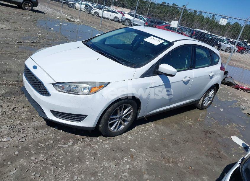 Photo 2 of 2018 Ford Focus SE (VIN 1FADP3K28JL256423)