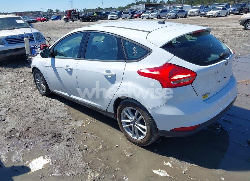 Photo 3 of 2018 Ford Focus SE (VIN 1FADP3K28JL256423)