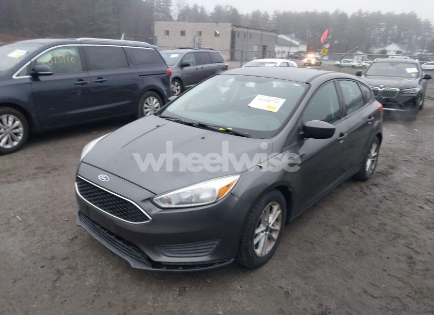 Photo 2 of 2018 Ford Focus SE (VIN 1FADP3K28JL272508)