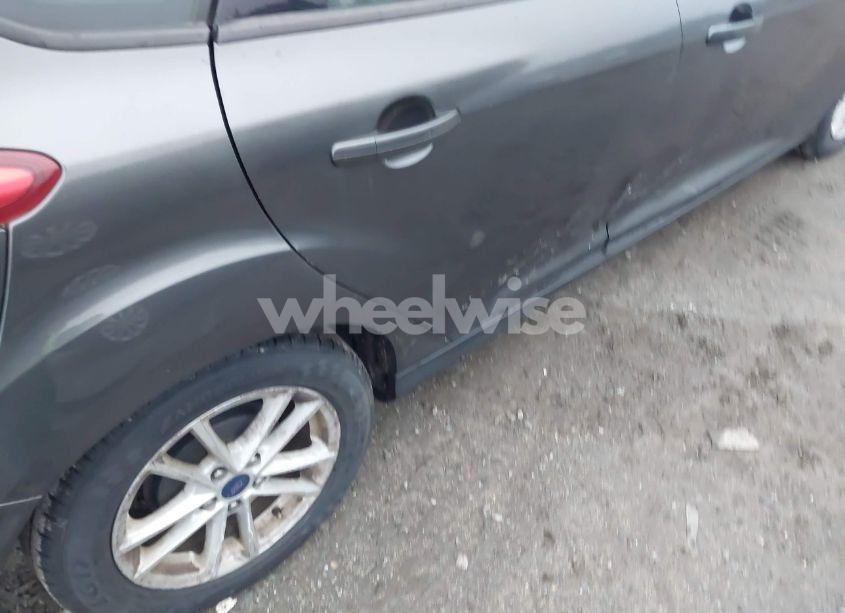 Photo 6 of 2018 Ford Focus SE (VIN 1FADP3K28JL272508)