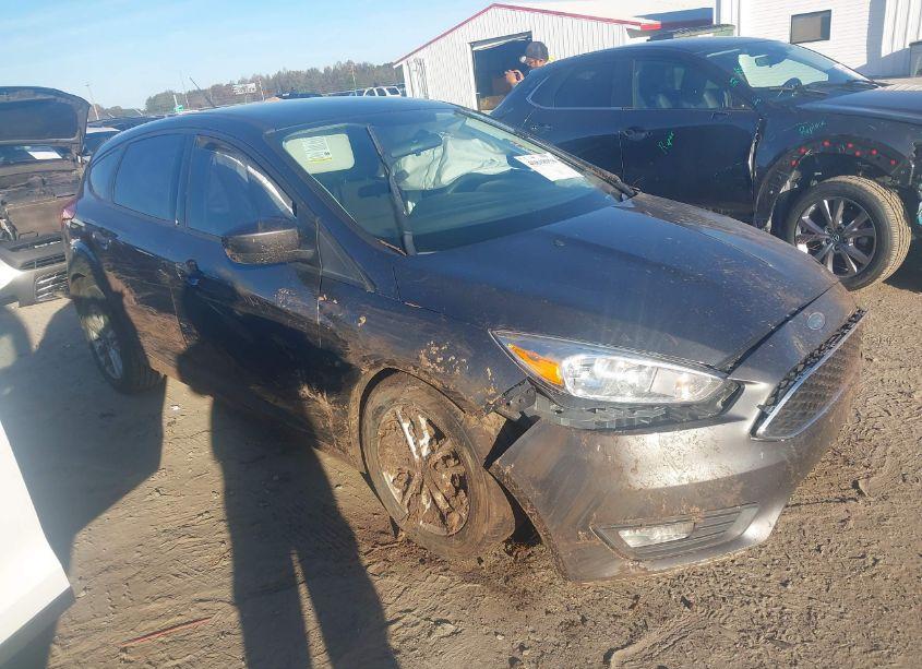 2018 Ford Focus SE (VIN 1FADP3K28JL272752) main photo
