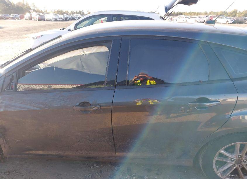 Photo 13 of 2018 Ford Focus SE (VIN 1FADP3K28JL272752)