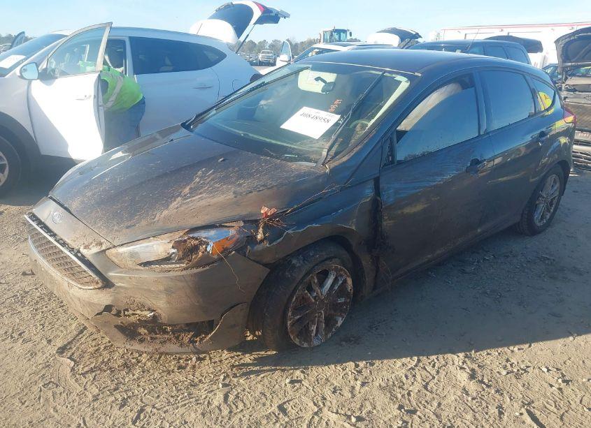 Photo 2 of 2018 Ford Focus SE (VIN 1FADP3K28JL272752)