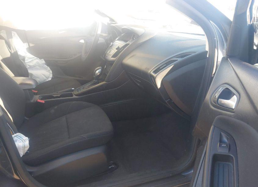 Photo 5 of 2018 Ford Focus SE (VIN 1FADP3K28JL272752)