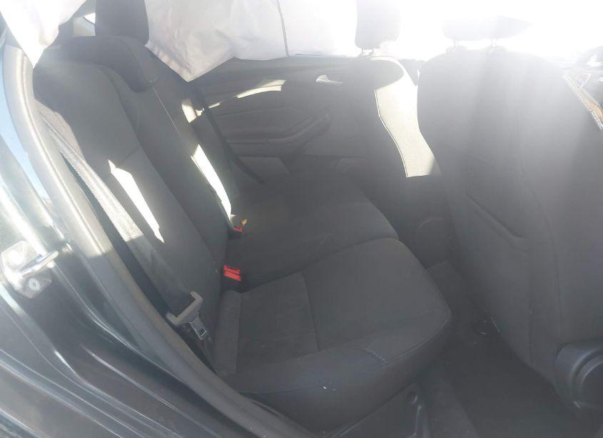 Photo 8 of 2018 Ford Focus SE (VIN 1FADP3K28JL272752)