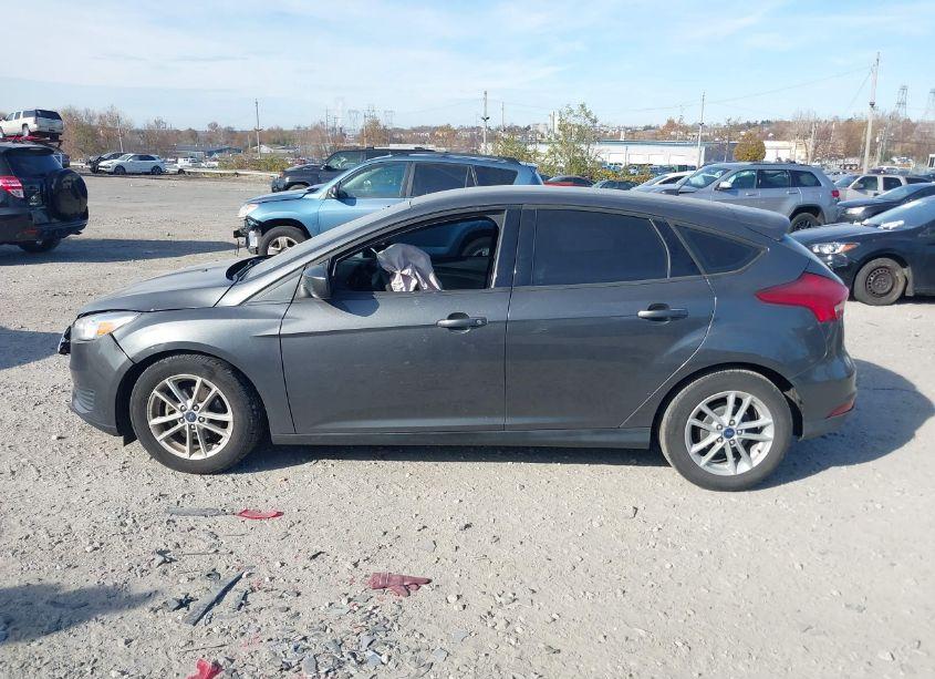 Photo 14 of 2018 Ford Focus SE (VIN 1FADP3K28JL281905)