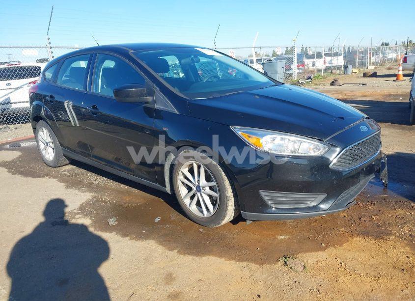 2018 Ford Focus SE (VIN 1FADP3K28JL283475) main photo