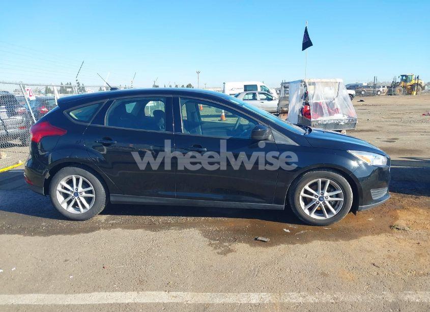 Photo 13 of 2018 Ford Focus SE (VIN 1FADP3K28JL283475)