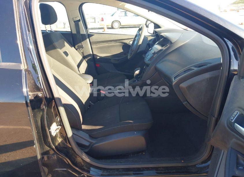 Photo 5 of 2018 Ford Focus SE (VIN 1FADP3K28JL283475)