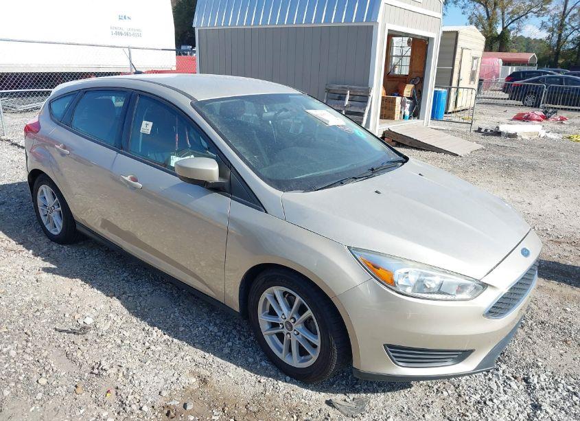 2018 Ford Focus SE (VIN 1FADP3K28JL324235) main photo
