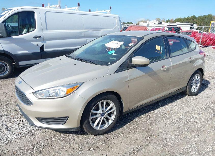 Photo 2 of 2018 Ford Focus SE (VIN 1FADP3K28JL324235)