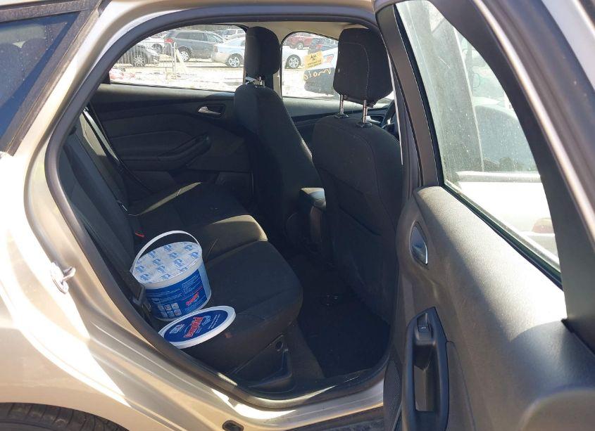 Photo 8 of 2018 Ford Focus SE (VIN 1FADP3K28JL324235)