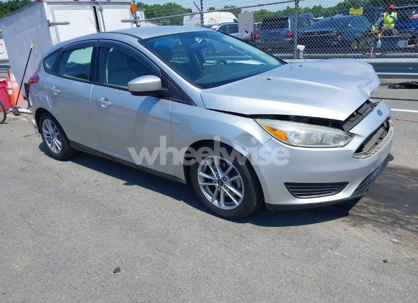 2018 Ford Focus SE (VIN 1FADP3K28JL324610) main photo