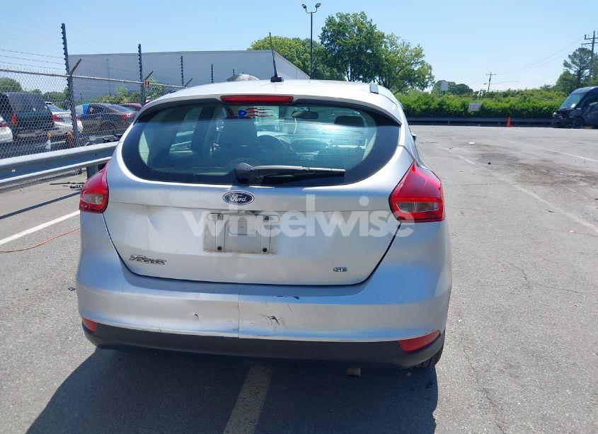 Photo 16 of 2018 Ford Focus SE (VIN 1FADP3K28JL324610)