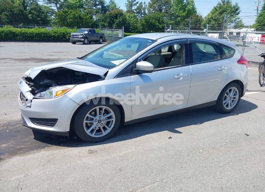 Photo 2 of 2018 Ford Focus SE (VIN 1FADP3K28JL324610)