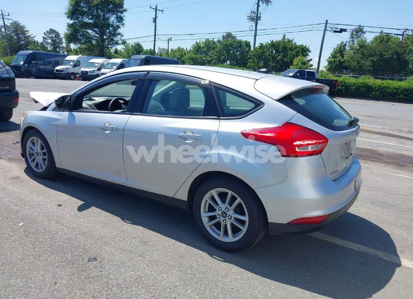 Photo 3 of 2018 Ford Focus SE (VIN 1FADP3K28JL324610)