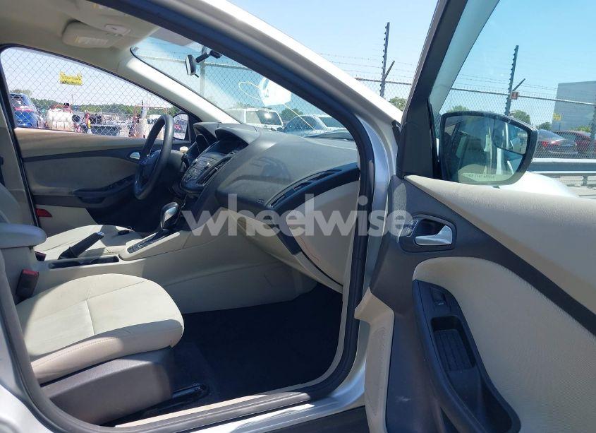 Photo 5 of 2018 Ford Focus SE (VIN 1FADP3K28JL324610)