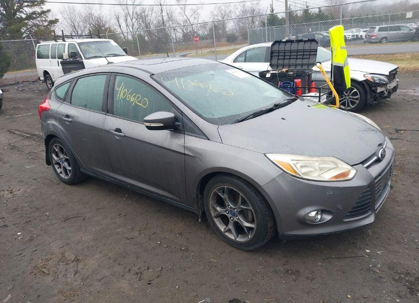 2013 Ford Focus SE (VIN 1FADP3K29DL105725) main photo