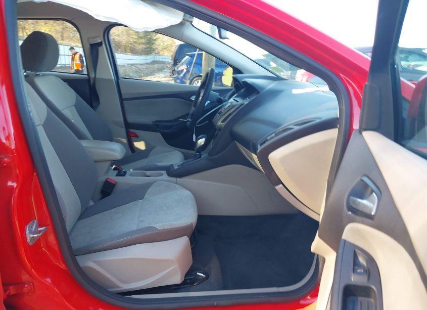 Photo 5 of 2014 Ford Focus SE (VIN 1FADP3K29EL126513)