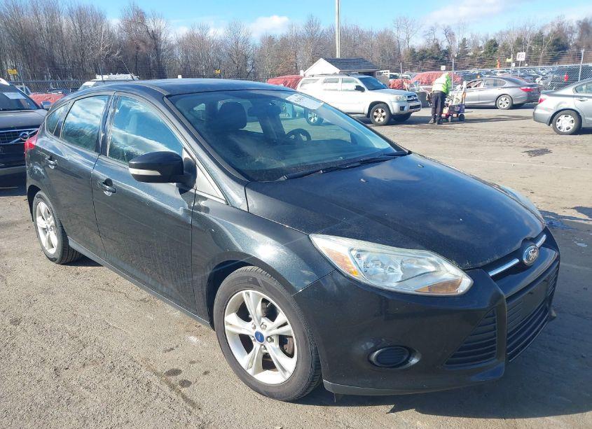 2014 Ford Focus SE (VIN 1FADP3K29EL377337) main photo
