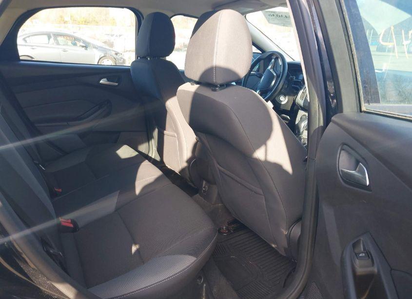 Photo 8 of 2014 Ford Focus SE (VIN 1FADP3K29EL377337)