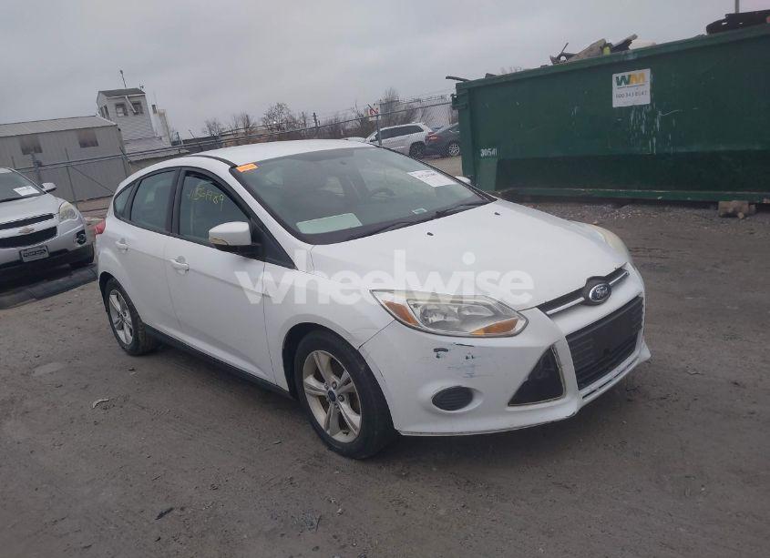 2014 Ford Focus SE (VIN 1FADP3K29EL439495) main photo