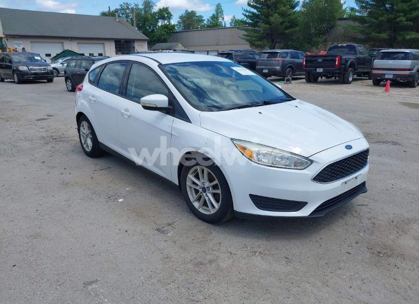 2015 Ford Focus SE (VIN 1FADP3K29FL212938) main photo