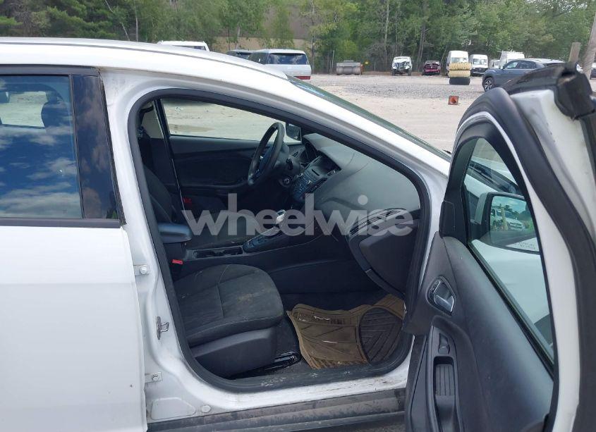 Photo 5 of 2015 Ford Focus SE (VIN 1FADP3K29FL212938)