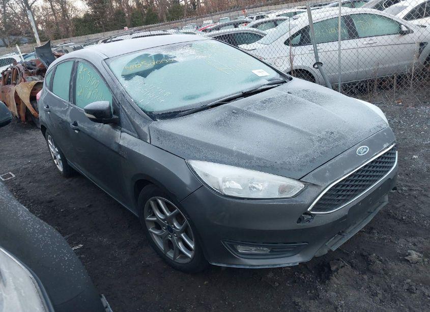 2015 Ford Focus SE (VIN 1FADP3K29FL213930) main photo
