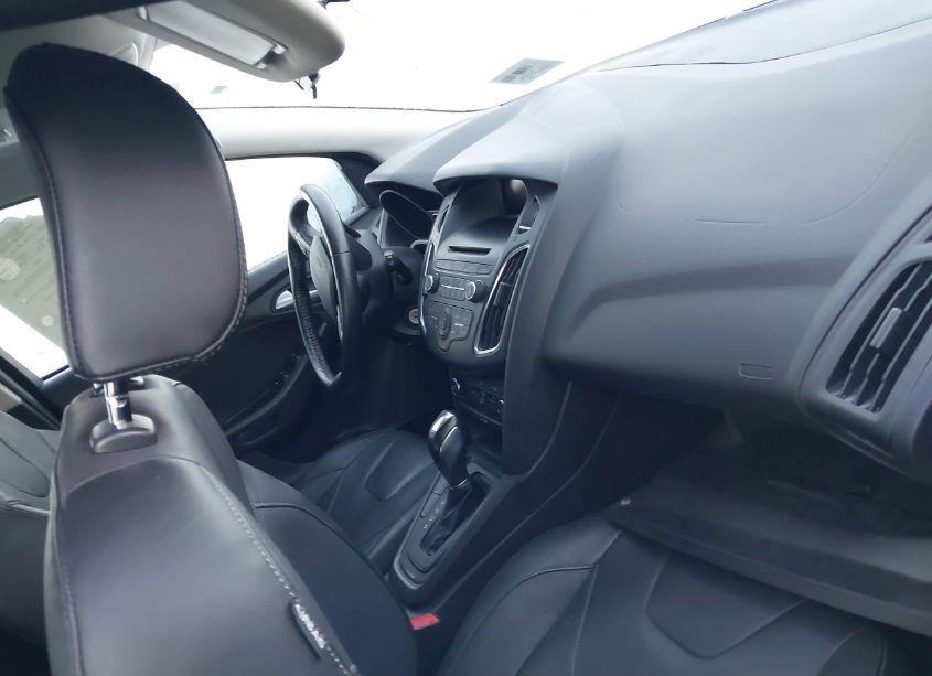 Photo 5 of 2015 Ford Focus SE (VIN 1FADP3K29FL213930)