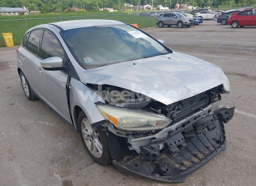 2015 Ford Focus SE (VIN 1FADP3K29FL249455) main photo