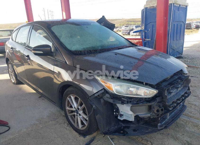 2015 Ford Focus SE (VIN 1FADP3K29FL302042) main photo