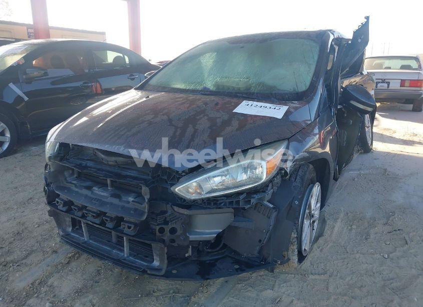 Photo 2 of 2015 Ford Focus SE (VIN 1FADP3K29FL302042)
