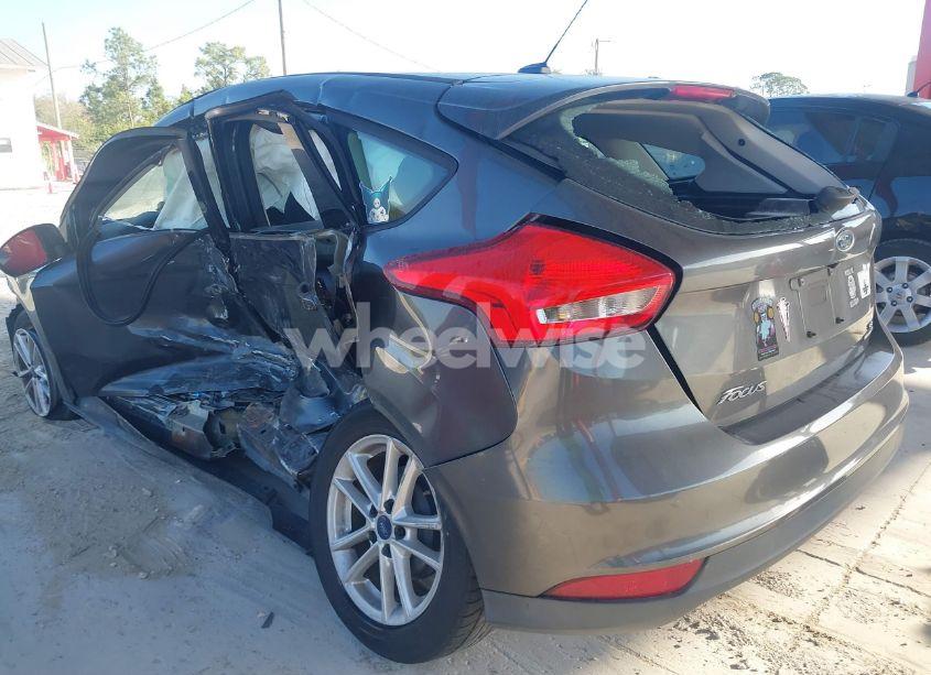 Photo 3 of 2015 Ford Focus SE (VIN 1FADP3K29FL302042)