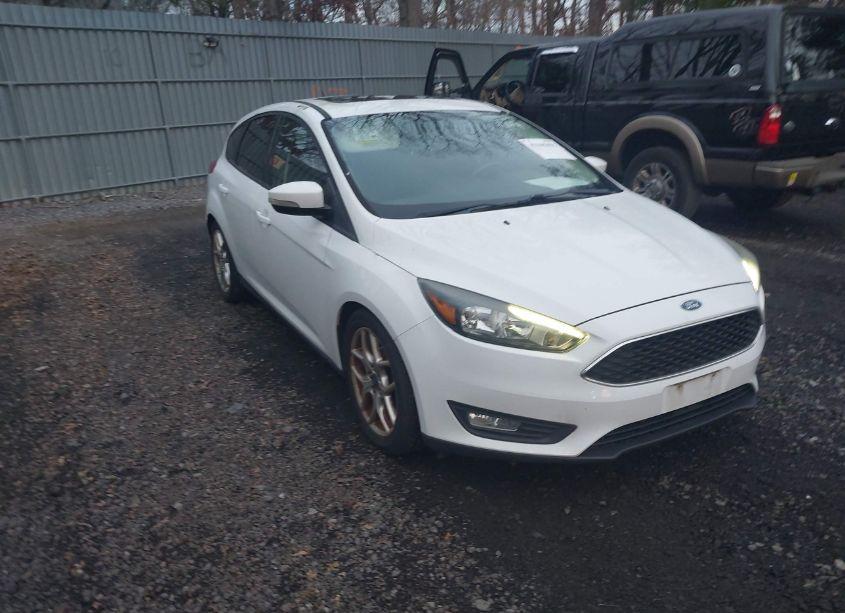 2015 Ford Focus SE (VIN 1FADP3K29FL308486) main photo