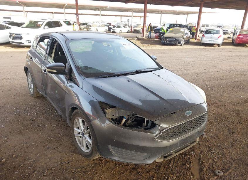2015 Ford Focus SE (VIN 1FADP3K29FL326390) main photo