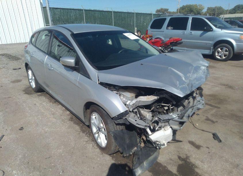 2015 Ford Focus SE (VIN 1FADP3K29FL329211) main photo