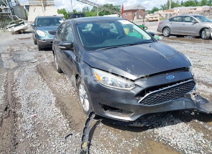 2015 Ford Focus SE (VIN 1FADP3K29FL362449) main photo