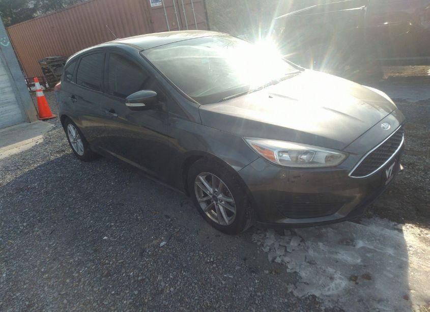 2015 Ford Focus SE (VIN 1FADP3K29FL366050) main photo