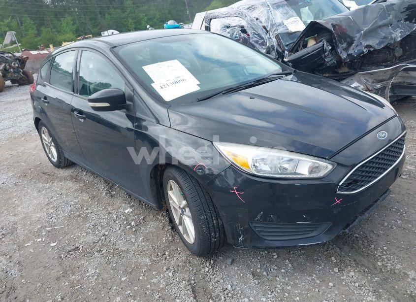 2015 Ford Focus SE (VIN 1FADP3K29FL381552) main photo