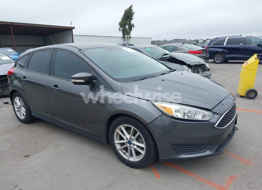 2015 Ford Focus SE (VIN 1FADP3K29FL386329) main photo