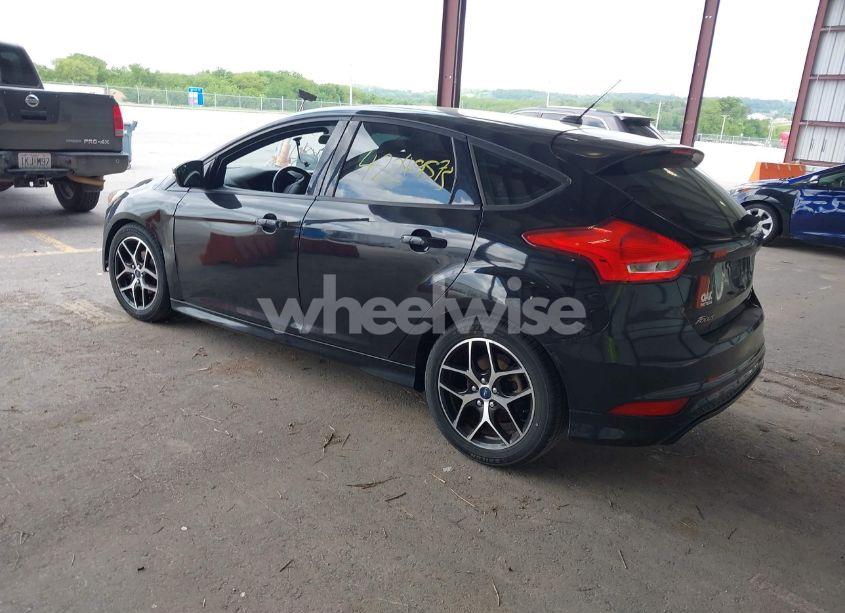 Photo 3 of 2016 Ford Focus SE (VIN 1FADP3K29GL210933)