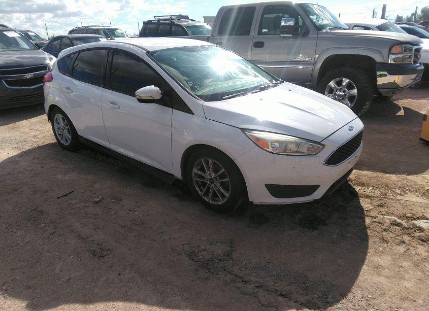 2016 Ford Focus SE (VIN 1FADP3K29GL217073) main photo