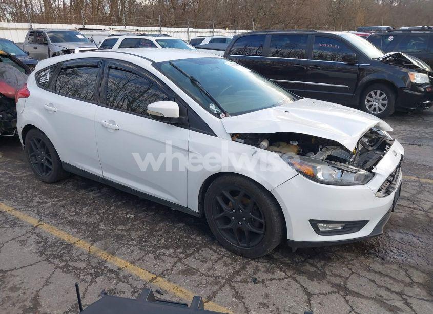 2016 Ford Focus SE (VIN 1FADP3K29GL345961) main photo