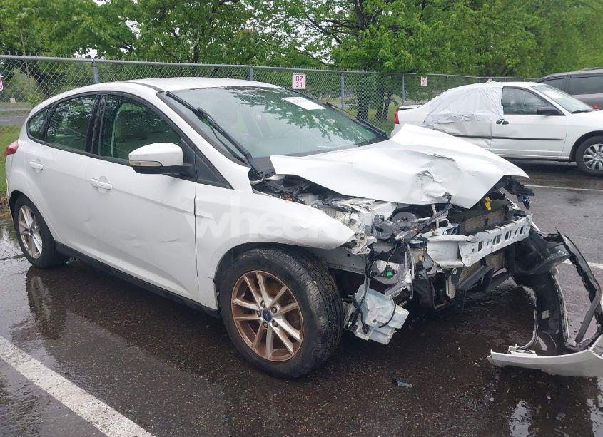 2016 Ford Focus SE (VIN 1FADP3K29GL354594) main photo